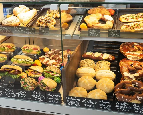 Foto: Bistro mit Auslage, Preisen