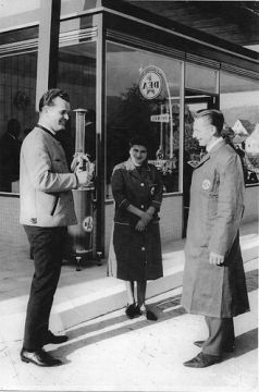 Schwarz-Weiß-Foto: 25.10.1965 - das Unternehmer-Ehepaar Walburga und Michael Hirsch.